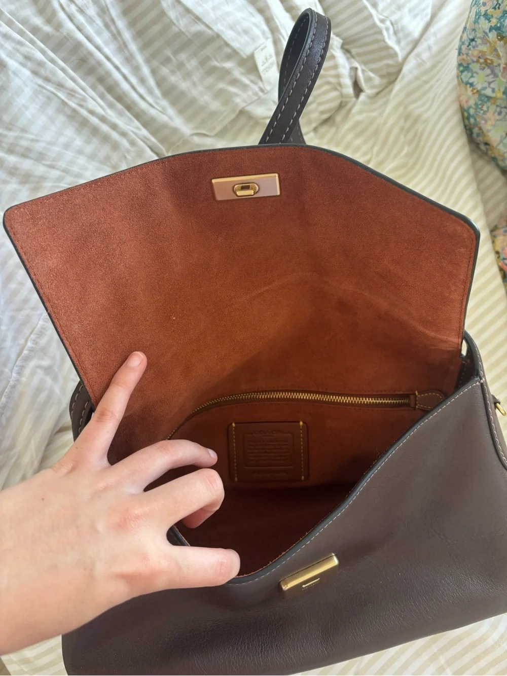 Coach Chelsea Shoulder Bag 30 in Brass/Maple Brown - Picture 11 of 12